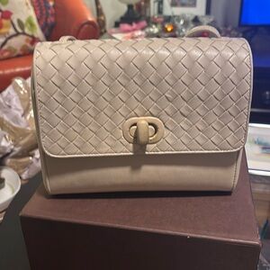 Vintage Bottega Veneta handbag
Crossbody